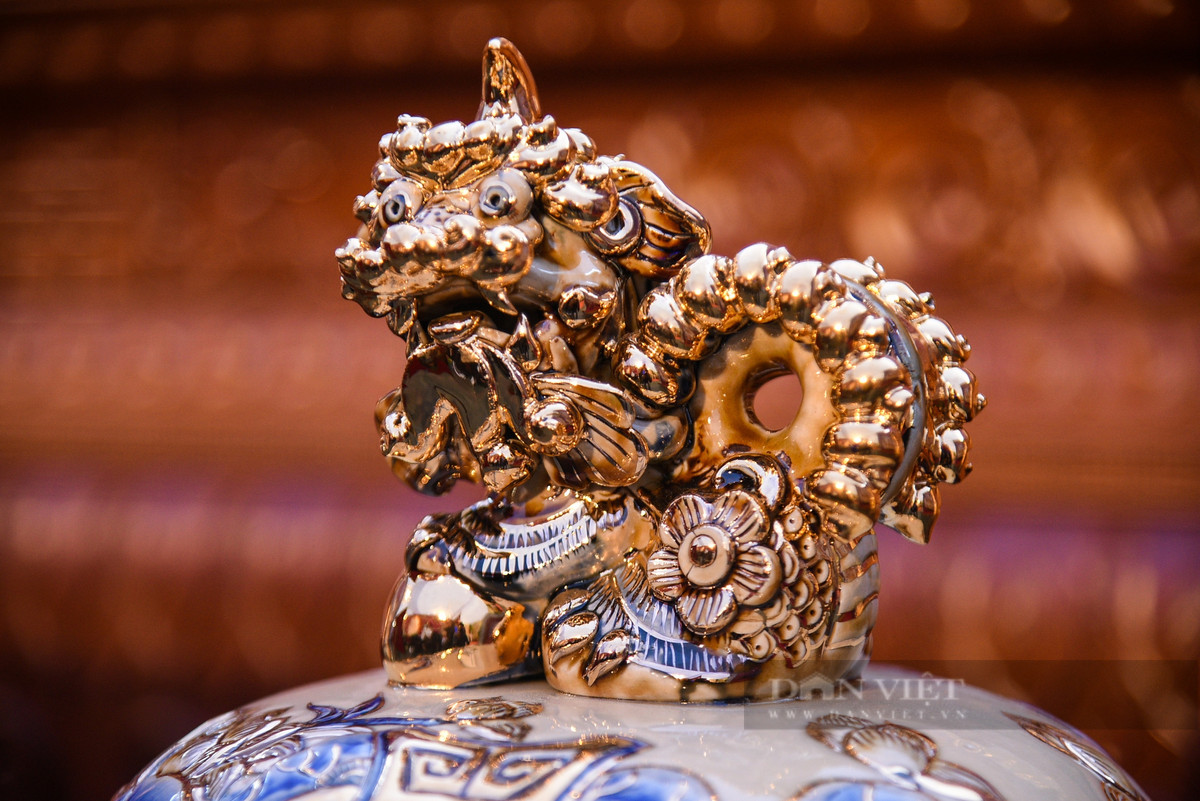 Các sản phẩm được làm theo lối thuần Việt chứ không bị ảnh hưởng Trung Quốc. Dễ thấy nhất, nhiều món đồ hiện nay chỉ dán đề can hoặc sử dụng con Lân để trang trí, nhưng các sản phẩm làm theo công nghệ truyền thống lại được đắp nổi họa tiết và sử dụng tượng con Nghê – con vật tưởng tượng chỉ có ở Việt Nam.