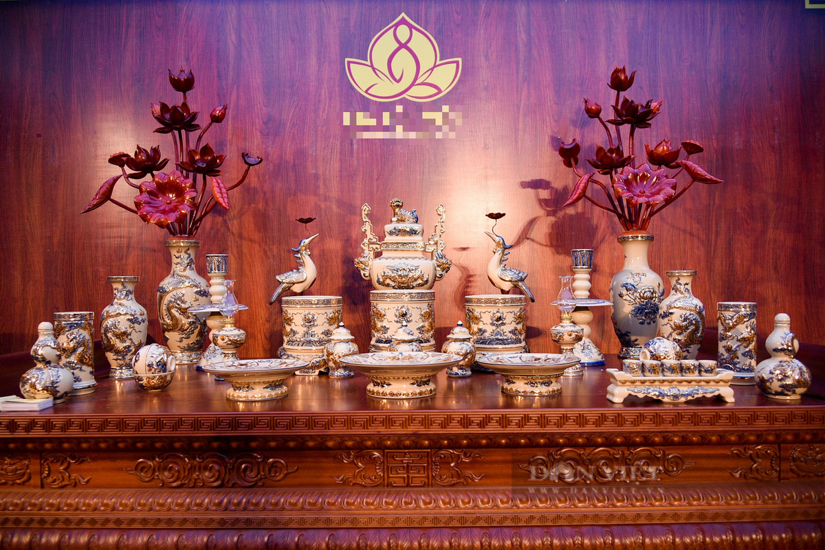 "Bộ Linh Thiêng Nguồn cội trường tồn dành cho không gian thờ biệt thự và liền kề thể hiện sự cao quý và quyền uy. Đó là sự tôn vinh hồng phúc, thịnh vượng vững bền", nghệ nhân Hà Nội Vương Thế Cường chia sẻ.