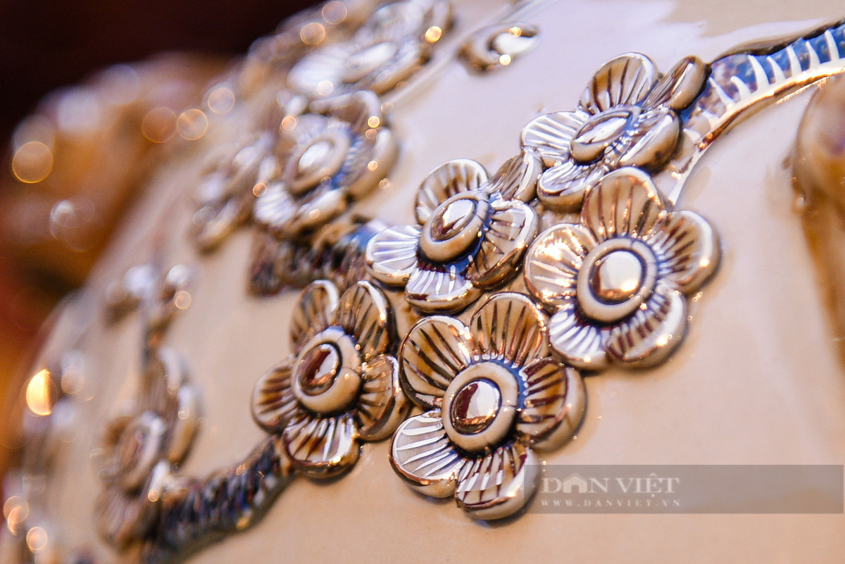 Những hoa văn trên các sản phẩm được làm một cách tỉ mỉ và chi tiết, kèm theo những đường vẽ bằng vàng 24k càng làm nổi bật sự sang trọng của bộ sưu tập.