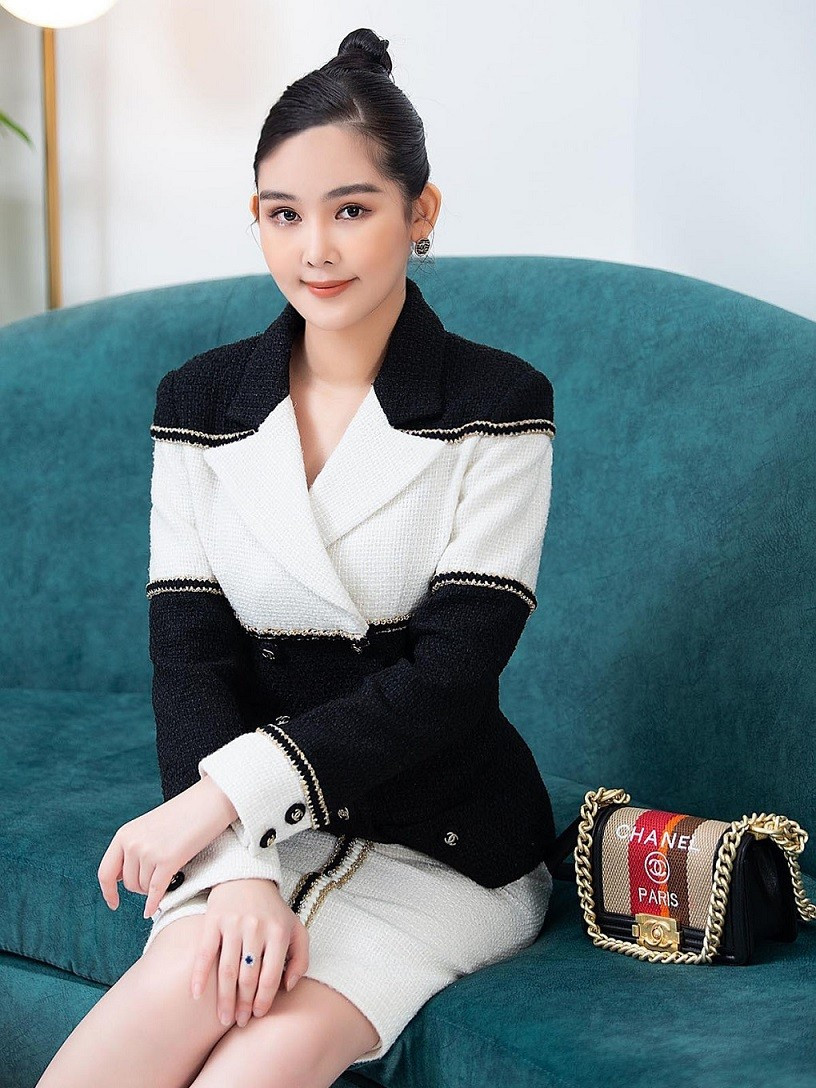 Ngân Anh còn có một chiếc Chanel Boy pha màu thời thượng, giá hơn 100 triệu đồng.