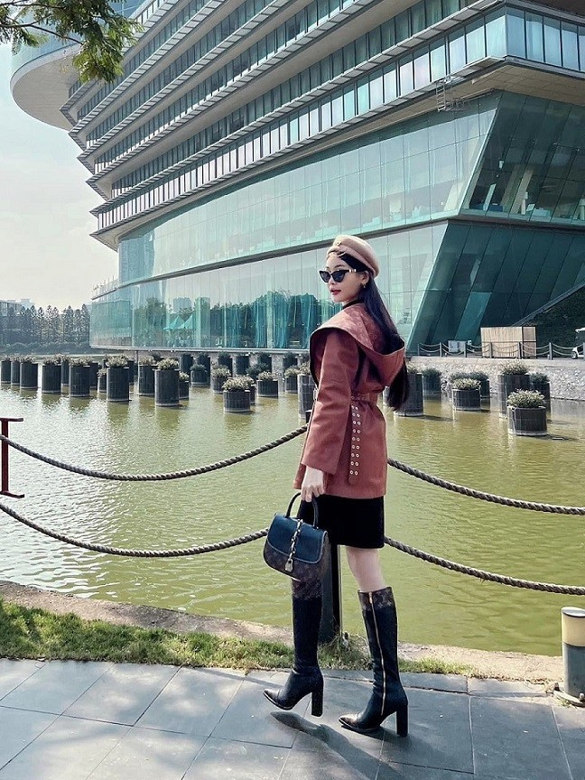 Người đẹp hoàn thiện vẻ ngoài bằng túi Louis Vuitton Chain-It khoảng 2.700 USD, boots cổ cao cùng hãng giá 2.500 USD, bông tai Dior 420 USD và mũ Fendi khoảng 500 USD. Tổng cộng, set đồ của cô tiêu tốn hơn 11.500 USD (gần 300 triệu đồng).