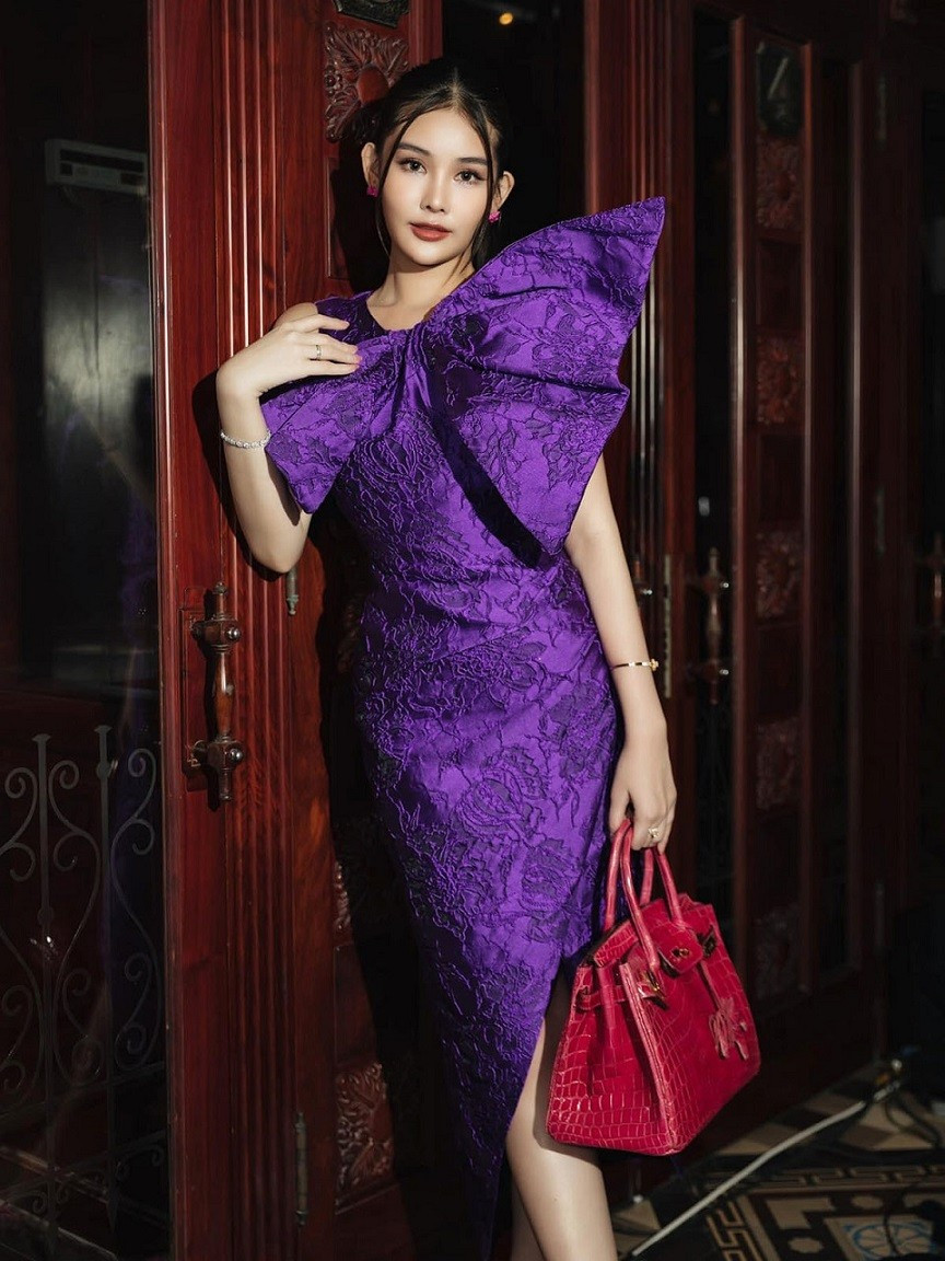 Túi Hermes - tuyên ngôn của giới thượng lưu - không thiếu vắng trong tủ đồ của Ngân Anh. Cô rất cưng chiều tác phẩm Birkin da cá sấu gam đỏ giá 1,6 tỷ đồng.