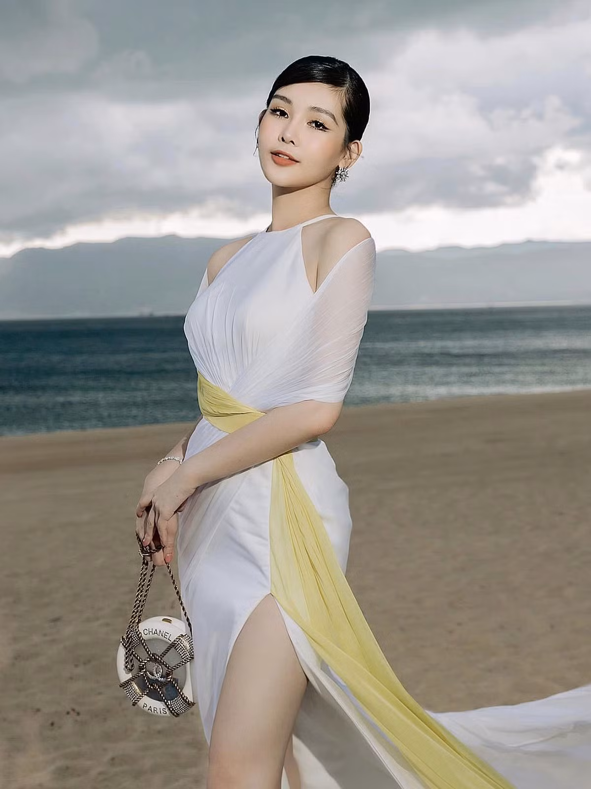 Hoa hậu Lê Âu Ngân Anh xinh đẹp cùng loạt phụ kiện, trang phục hàng hiệu