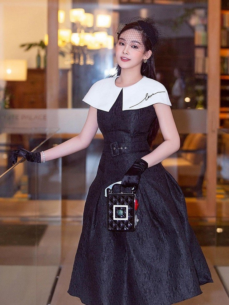 Nhan sắc 27 tuổi cũng thích sưu tập nhiều mẫu túi Chanel độc đáo. Thiết kế lấy cảm hứng từ đèn giao thông này khiến cô phải chi 19.000 USD (hơn 452 triệu đồng).