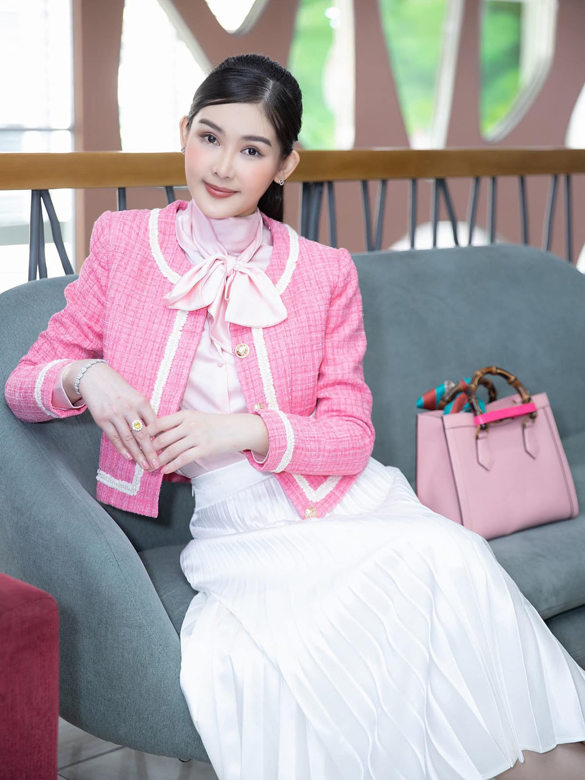 Lê Âu Ngân Anh chọn túi Gucci Diana gam hồng 3.980 USD (95 triệu đồng) để tô điểm cho phong cách nữ tính.