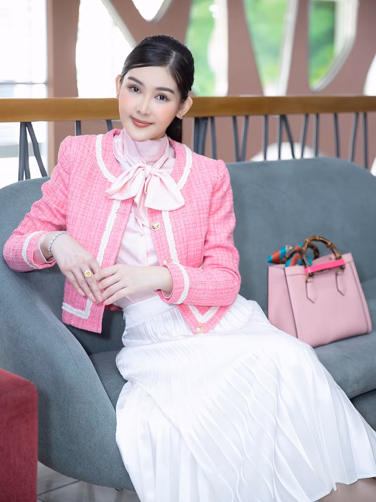 Lê Âu Ngân Anh chọn túi Gucci Diana gam hồng 3.980 USD (95 triệu đồng) để tô điểm cho phong cách nữ tính.