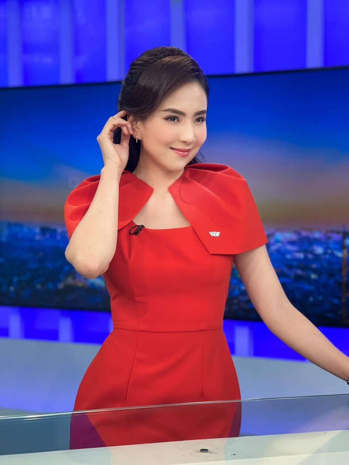 Chan dung nu MC vong eo 56, 300 ngay di lam khong mac trung do-Hinh-2