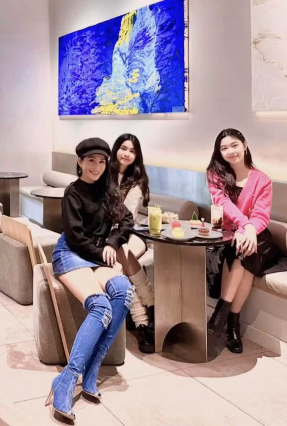 Ba xa Quyen Linh tung loat anh moi cua 2 ai nu-Hinh-5