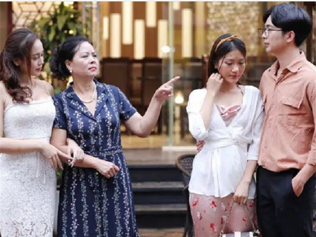 Sinh nhật mẹ chồng chị dâu tặng bó hoa, bà tái mét nhìn thứ bên trong - Hình 2 Sinh nhat me chong chi dau tang bo hoa, ba tai met nhin thu ben trong-Hinh-2