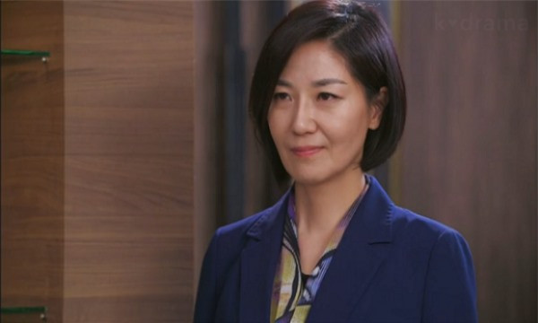 Sinh nhật mẹ chồng chị dâu tặng bó hoa, bà tái mét nhìn thứ bên trong Sinh nhat me chong chi dau tang bo hoa, ba tai met nhin thu ben trong