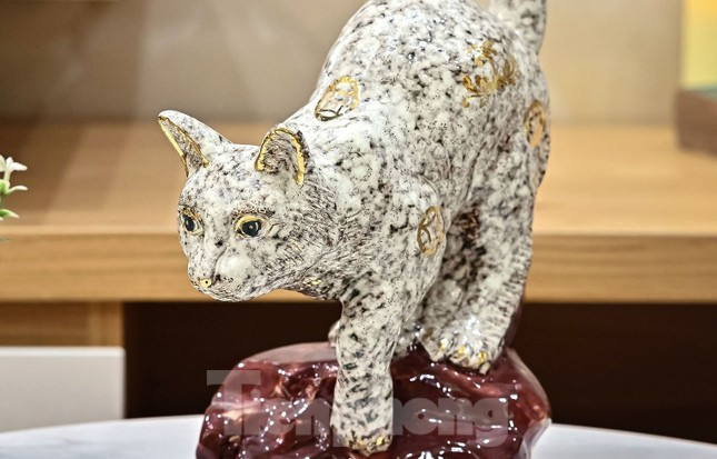 “Dát vàng không chỉ tăng tính thẩm mỹ mà còn mang ý nghĩa phong thủy, được nhiều người mua tặng, biếu trong dịp Tết”, anh Quỳnh cho biết.