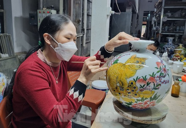 Bên cạnh sản phẩm “Miêu linh Quý Mão”, các cơ sở sản xuất gốm ở Bát Tràng còn sản xuất các loại bình "Miêu linh tài lộc" để tung ra thị trường phục vụ Tết Quý Mão.