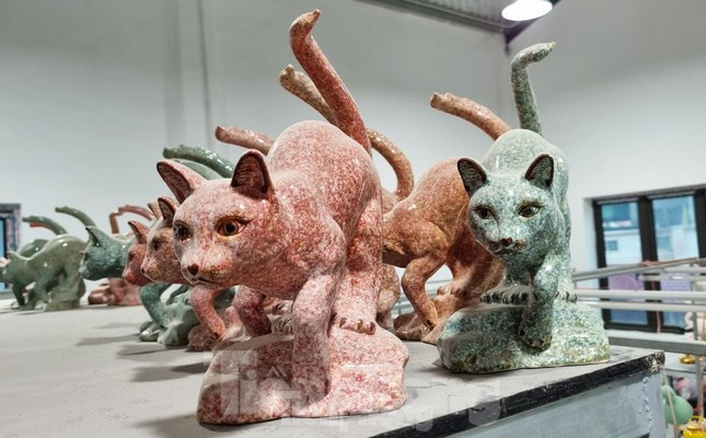 Để cho ra một sản phẩm mèo gốm, người sản xuất phải thực hiện nhiều công đoạn, từ tạo hình nặn cốt, gọt tỉa, khắc họa... rất cầu kì; sau đó, đem sản phẩm đi nung ở nhiệt độ 1.200 độ C.