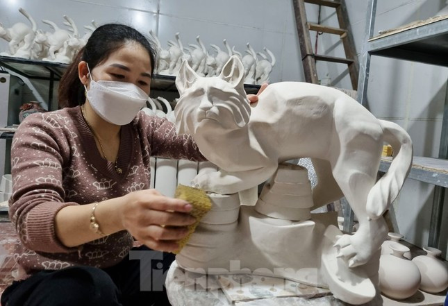 Năm nay, ngoài việc sử dụng men truyền thống, các cơ sở sản xuất còn sử dụng men hỏa biến trên linh vật mèo ôm đồng tiền, với mong muốn mang lại bình an, may mắn và tài lộc cho năm mới.