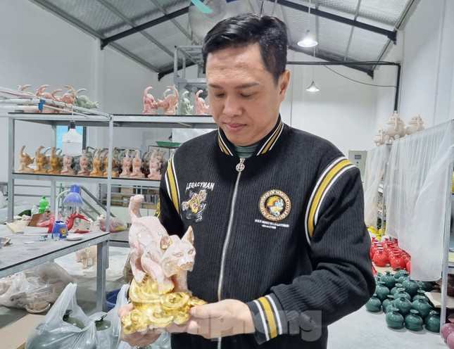 Theo anh Quỳnh, đời sống người dân đang phát triển, mèo dát vàng được tiêu thụ tốt trong dịp này. Không chỉ ở miền Bắc, khách hàng các tỉnh phía Nam cũng rất ưa chuộng linh vật mèo. Một số doanh nghiệp cũng đặt hàng làm quà biếu Tết. “Sản xuất linh vật mèo, chúng tôi sử dụng men hỏa biến, các chi tiết được vẽ bằng vàng 24k phù hợp với ngũ hành (kim - mộc - thủy - hỏa - thổ), mong muốn cầu may mắn, tài lộc trong năm mới", anh Quỳnh phân tích.