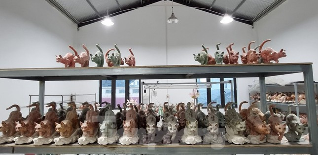 Ở làng nghề gốm sứ Bát Tràng vào những ngày này, các cơ sở gốm đang tất bật sản xuất hàng phục vụ Tết Nguyên đán năm 2023. Trong đó, mặt hàng linh vật mèo "Miêu linh tài lộc" đang được các xưởng sản xuất ở Bát Tràng tung ra thị trường phục vụ người dân.