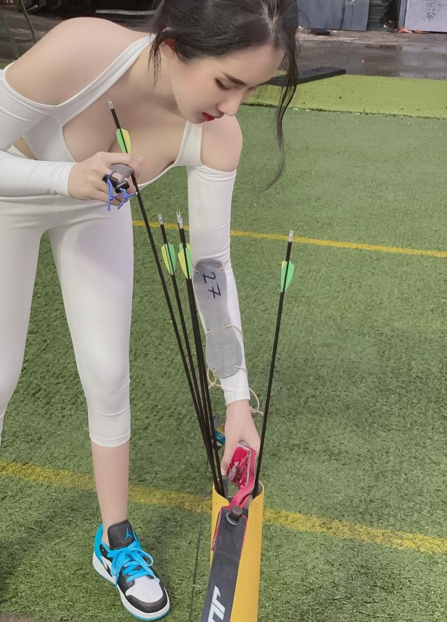 Hình ảnh một cô gái nổi bật trên sân bắn cung vì xinh như hoa hậu, body khiến bao người thổn thức, tìm danh tính.