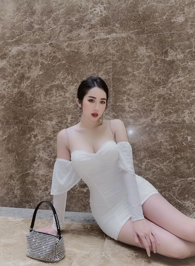 Vì thế những chiếc váy ngắn, ôm hình thể không thể thiếu trong tủ đồ của Hồng Ngọc.