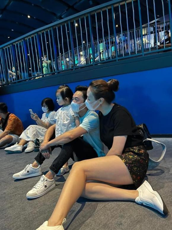 Con gai Cuong Do La duoc ba me dua di tham thu-Hinh-6