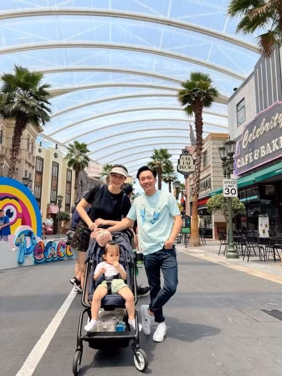 Con gai Cuong Do La duoc ba me dua di tham thu-Hinh-3