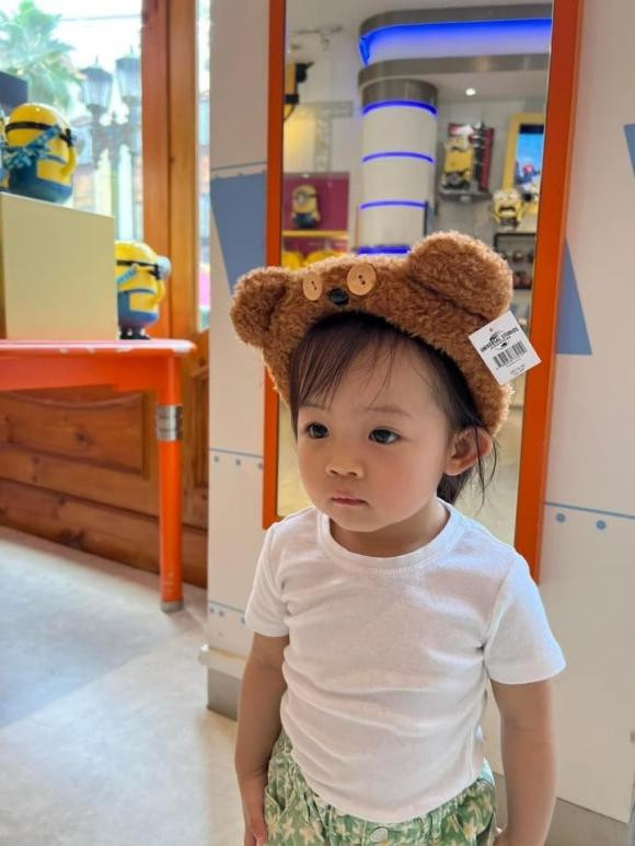 Con gai Cuong Do La duoc ba me dua di tham thu