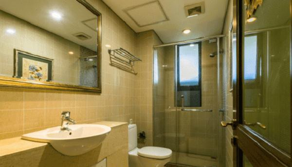 Cua phong tam doi dien voi 4 noi nay, bao sao Than Tai bo chay-Hinh-3