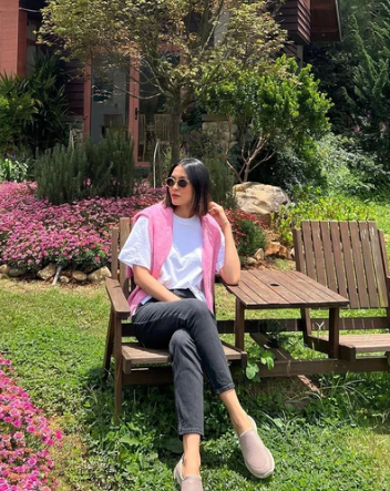 Ha Tang trung thanh voi mot kieu quan jeans nhung van sang