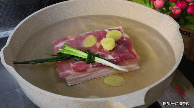 Bien tau thit luoc nham chan bang vai buoc don gian, co ngay mon ngon