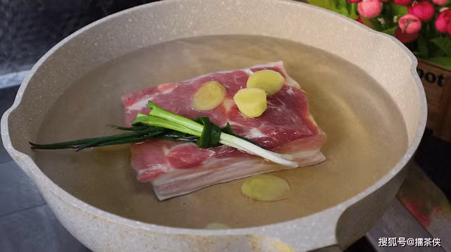 Bien tau thit luoc nham chan bang vai buoc don gian, co ngay mon ngon