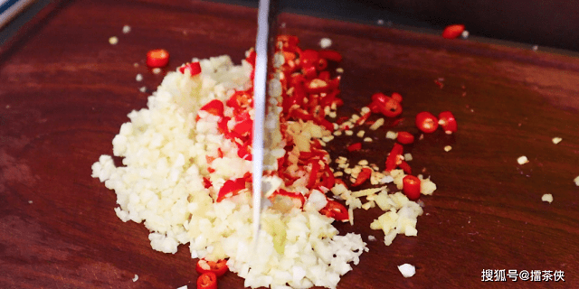 Bien tau thit luoc nham chan bang vai buoc don gian, co ngay mon ngon-Hinh-2