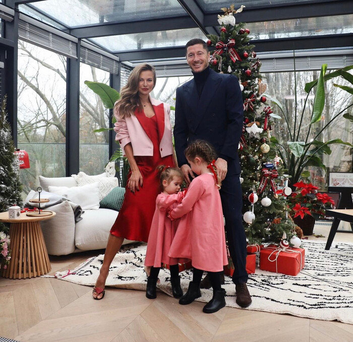 Ngoài gia đình Messi, nhiều ngôi sao trên thế giới cũng đón Noel cùng gia đình. Vợ chồng tiền đạo Lewandowski đón Noel cùng hai cô con gái.