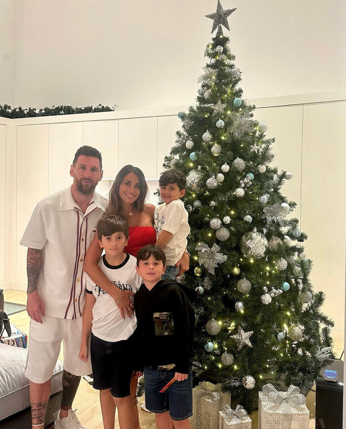 Dĩ nhiên không thể thiếu ba cậu con trai của Messi đón Noel cùng gia đình.
