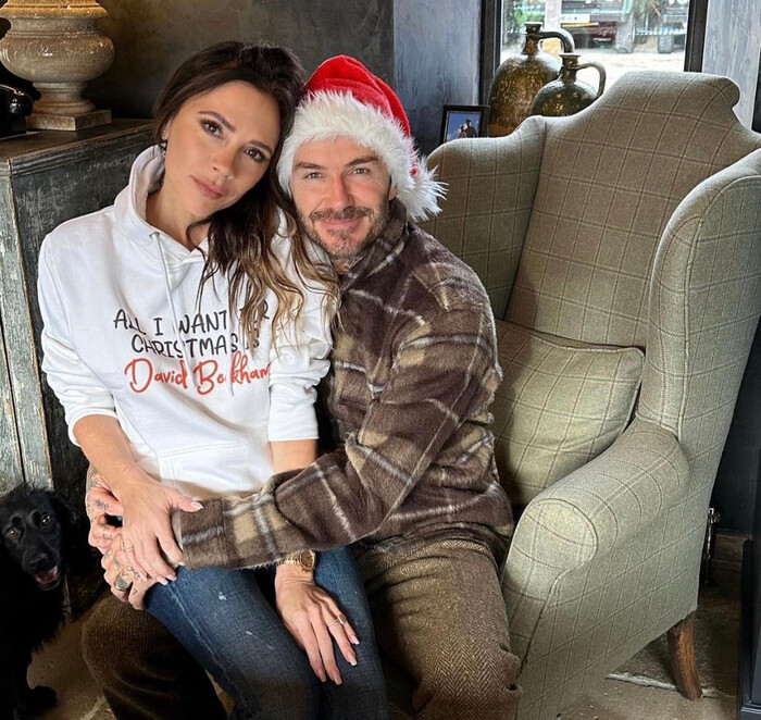 Cựu tiền vệ tài hoa Beckham cùng vợ hạnh phúc đón Noel. Victoria đã khoe ảnh đón Noel cùng chồng. Cả hai có chuyện tình nổi tiếng và hạnh phuc.