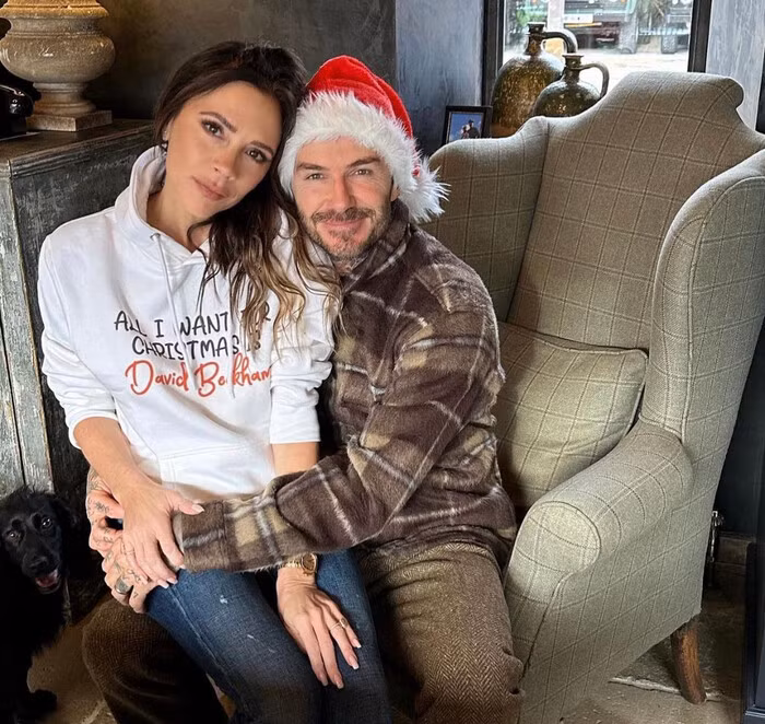Cựu tiền vệ tài hoa Beckham cùng vợ hạnh phúc đón Noel. Victoria đã khoe ảnh đón Noel cùng chồng. Cả hai có chuyện tình nổi tiếng và hạnh phuc.