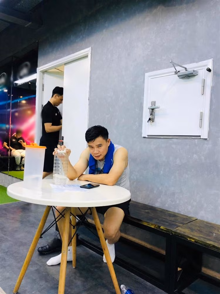 Lay vo kem 16 tuoi, trieu phu cong nghe 'sap mat' giam can-Hinh-4