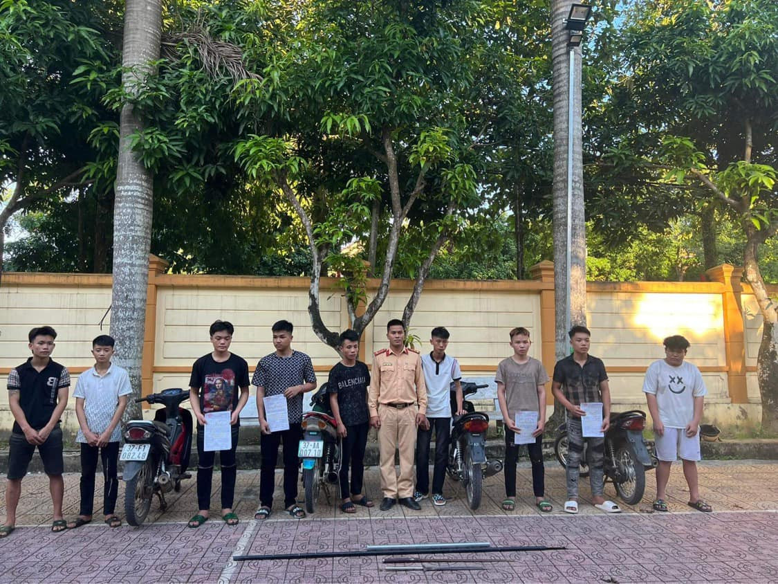 Nhóm thanh niên mang hung khí đi đua xe, bốc đầu trên đường - Hình 2 Nhom thanh nien mang hung khi di dua xe, boc dau tren duong-Hinh-2