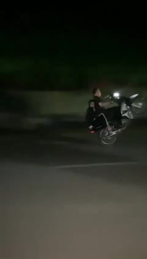 Nhóm thanh niên mang hung khí đi đua xe, bốc đầu trên đường Nhom thanh nien mang hung khi di dua xe, boc dau tren duong