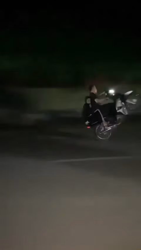 Nhom thanh nien mang hung khi di dua xe, boc dau tren duong