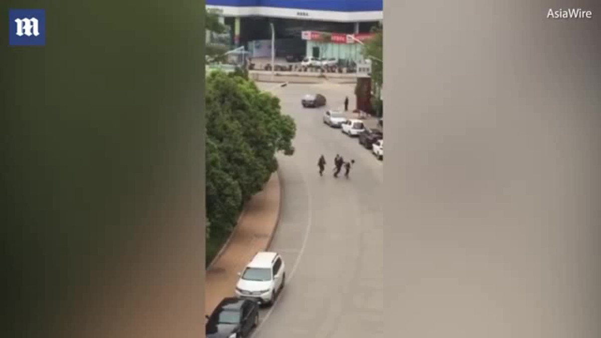 Người phụ nữ trông xe bị nhóm côn đồ hành hung Nguoi phu nu trong xe bi nhom con do hanh hung