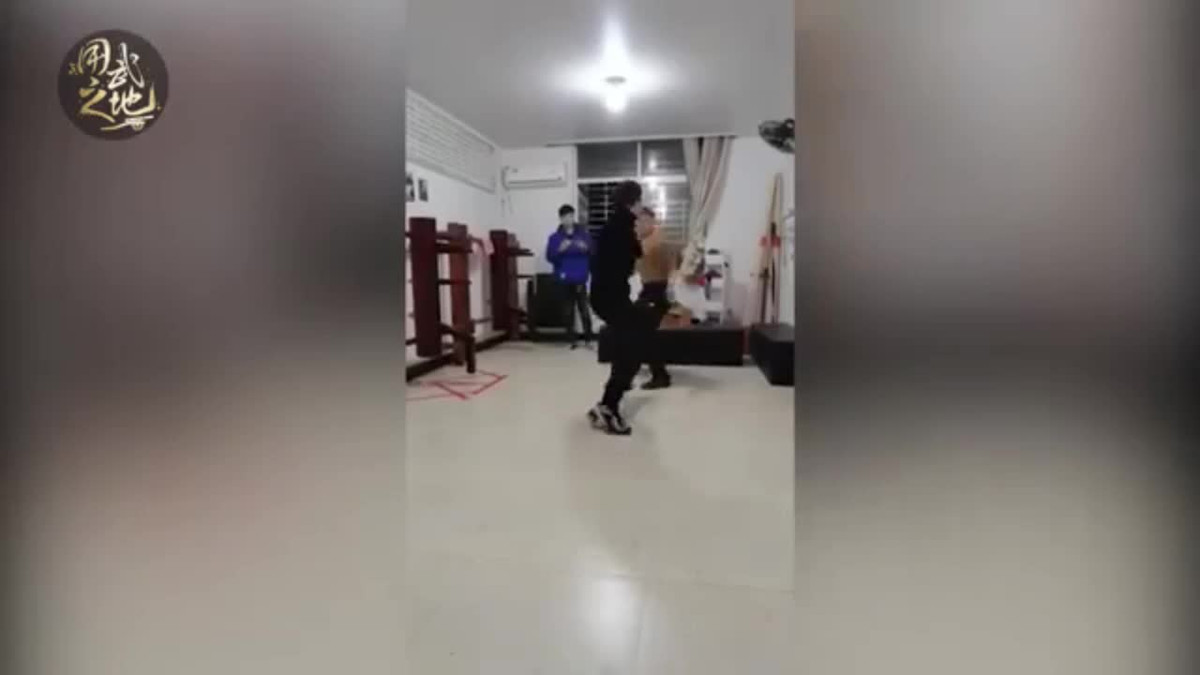 Tuyên bố hạ Mike Tyson, thanh niên "ảo tưởng" bị đánh sấp mặt Tuyen bo ha Mike Tyson, thanh nien