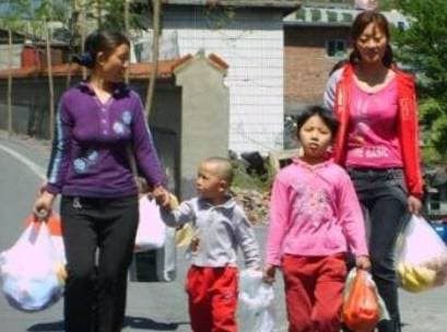 Thay con dau tieu hoang, me chong thu the luong va cai ket