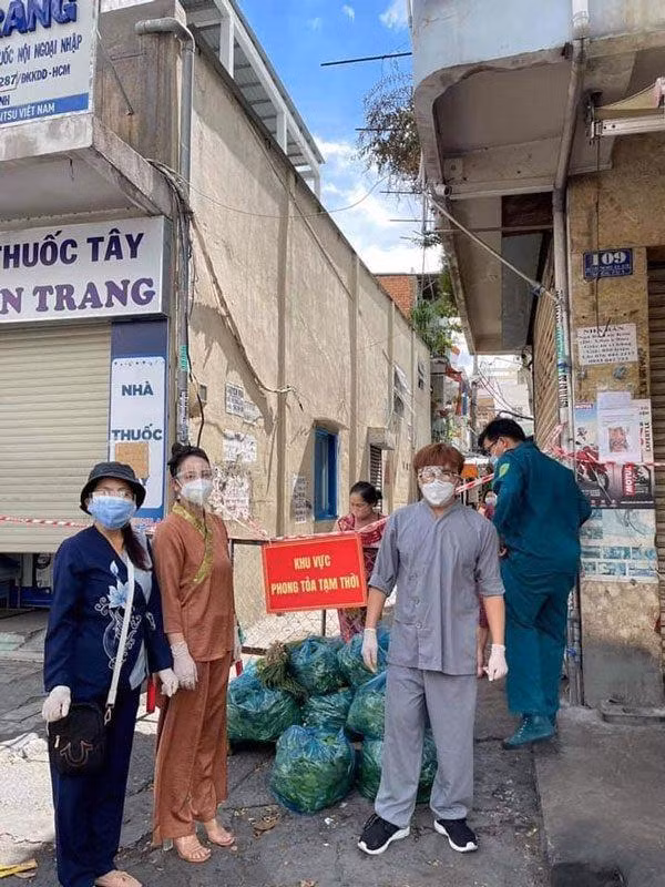 Nhat Kim Anh hack chieu cao thanh 1m85 moi khi len tham do-Hinh-10