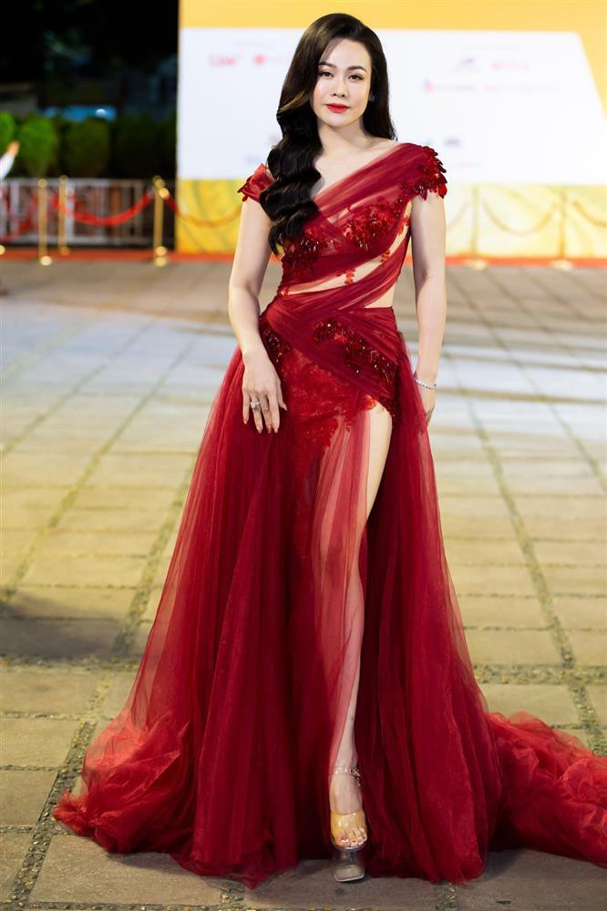 Nhat Kim Anh hack chieu cao thanh 1m85 moi khi len tham do