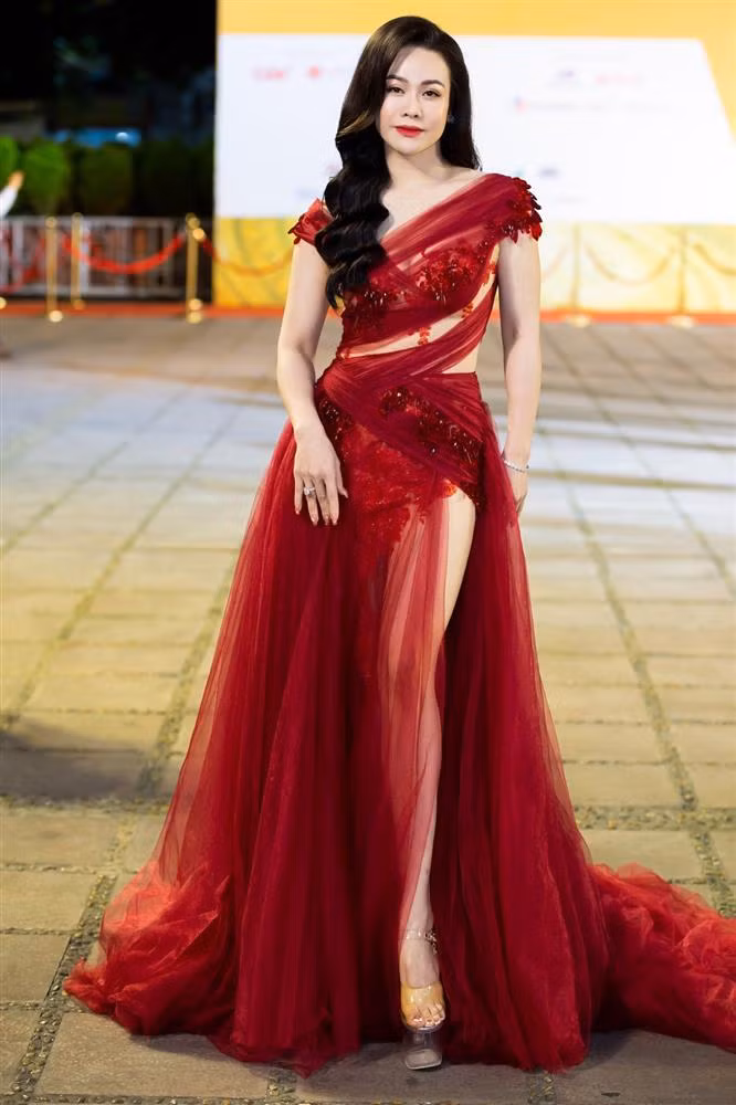 Nhat Kim Anh hack chieu cao thanh 1m85 moi khi len tham do