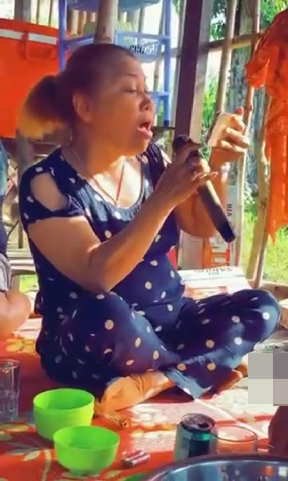 Siu Black ngoi hat tren ban nhau, giong con noi luc nhu xua?-Hinh-2