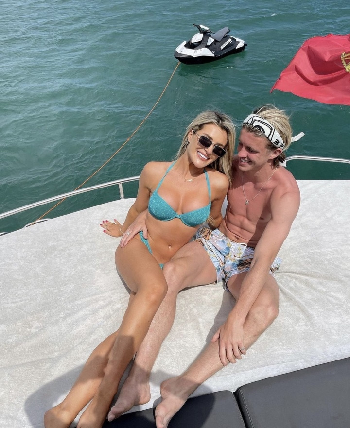 Cặp đôi hiện đang sống chung với nhau tại London. Gallager và Aine May chưa hé lộ dự định tổ chức hôn lễ.