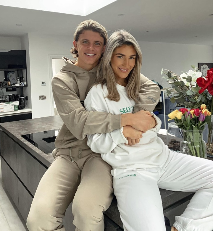 Cặp đôi hẹn hò với nhau từ năm 2018. Aine May là nguồn động viên rất lớn cho Gallagher trong giai đoạn đầu của sự nghiệp. Khi tiền vệ của Chelsea tỏa sáng trong màu áo Crystal Palace (theo diện cho mượn) ở mùa giải trước, Aine May cũng được chú ý nhiều hơn.