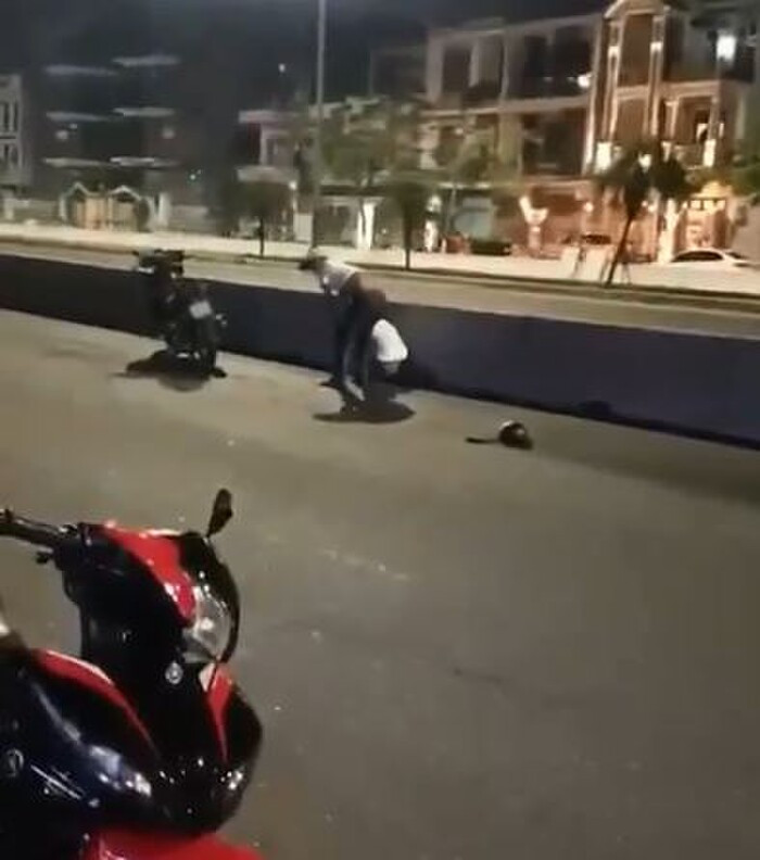 Nam thanh nien hanh hung ban gai ngay giua duong-Hinh-2