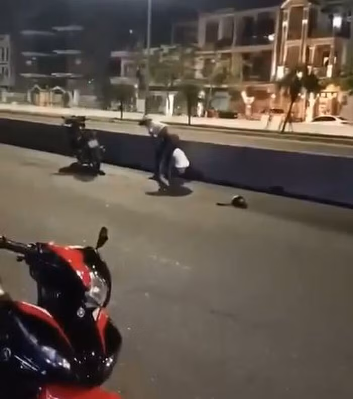 Nam thanh nien hanh hung ban gai ngay giua duong-Hinh-2