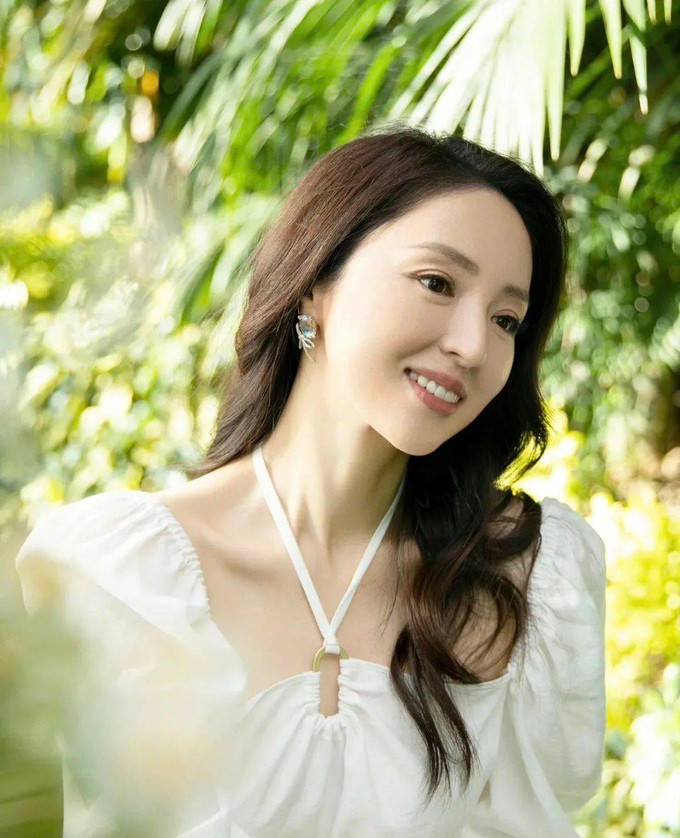 Hai năm qua, Đổng Tuyền trở lại làm việc và được khán giả yêu mến, ủng hộ (Ảnh: QQ).